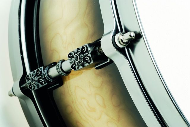 Heavy, gothic-style squared posts on every lug.